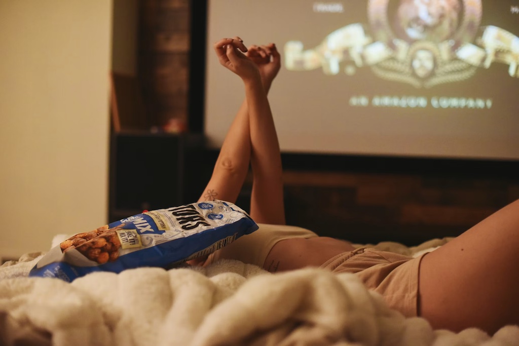 Fauteuils rouges de cinéma dans le noir — chaînes adultes (+18) en 4K