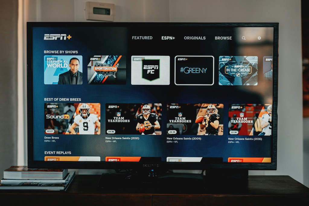 Salon moderne avec TV murale — pourquoi choisir notre abonnement IPTV Adulte